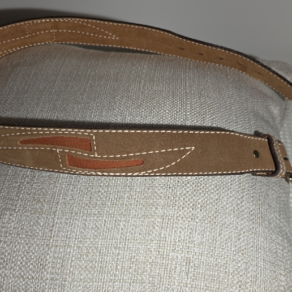 Classic Brown Leather Belt with Gold Buckle - Picture 4 of 7